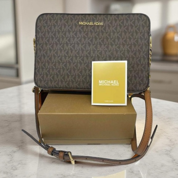 Micheal Kors Crossbody Jet Set Large Logo
Print 10"W x 2.5" D x 6.5"H NWT - Picture 8 of 12